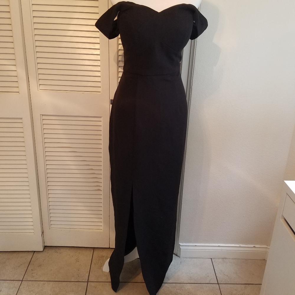 Black cap-sleeve gown
